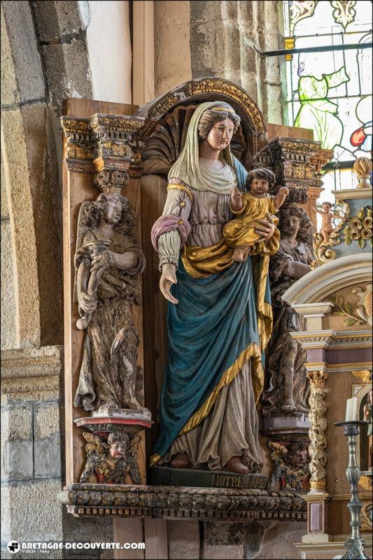 Statue de la Vierge à l'Enfant dans l'église Notre-Dame de Trémaouézan.
