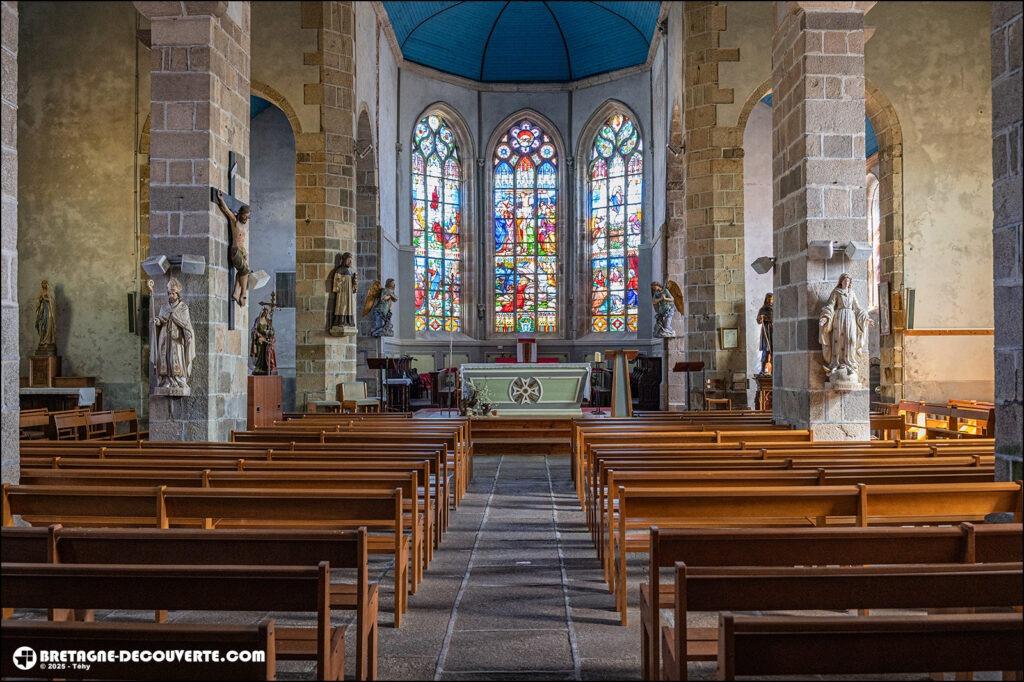 La nef de l'église Saint-Hervé de Lanhouarneau.