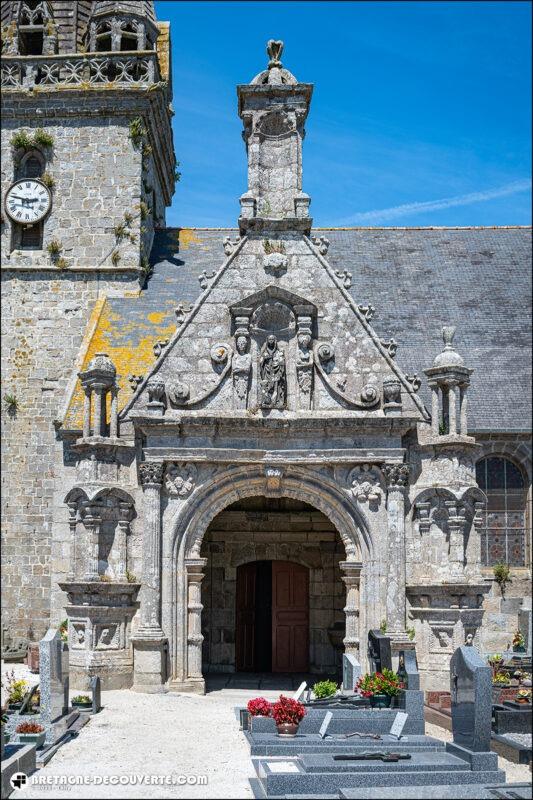 Le porche de l'église Saint-Hervé de Lanhouarneau.