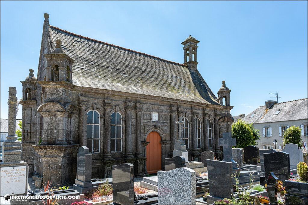 La chapelle ossuaire de l'église de Lanhouarneau.