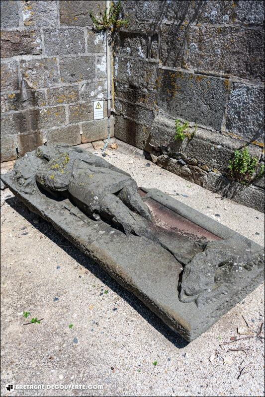 Le gisant de Launay dans le cimetière de Lanhouarneau.