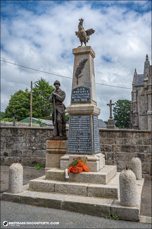 Le monument aux morts de la commune de Plounérin dans les Côtes d'Armor.