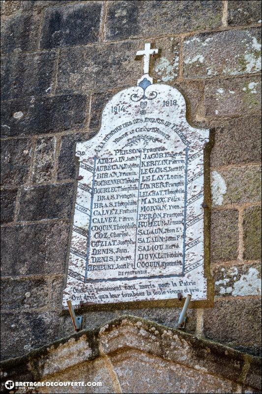 Le monument aux morts de la commune de Tréduder dans les Côtes d'Armor.