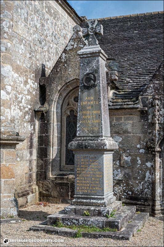 Le monument aux morts de la commune de Plouzélambre dans les Côtes d'Armor.