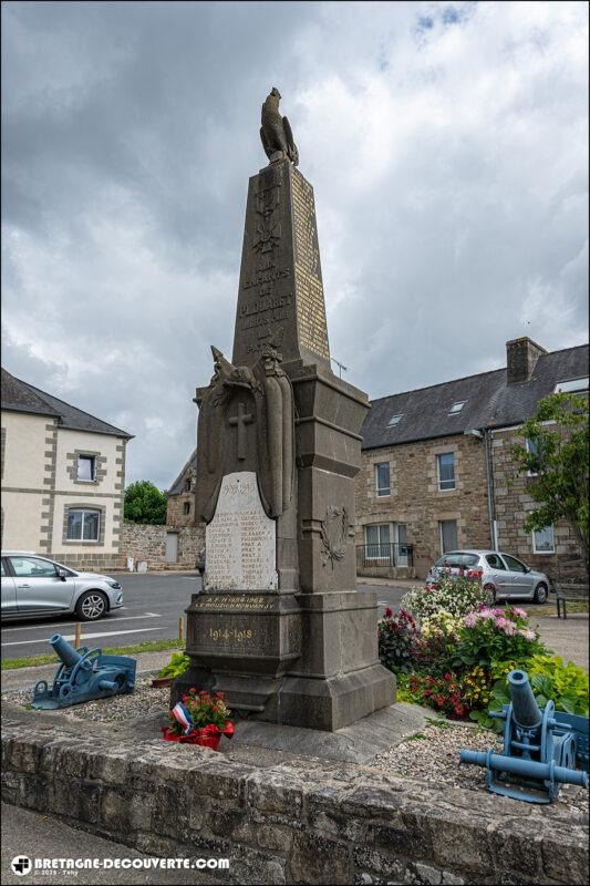Le monument aux morts de la commune de Plouaret dans les Côtes d'Armor.