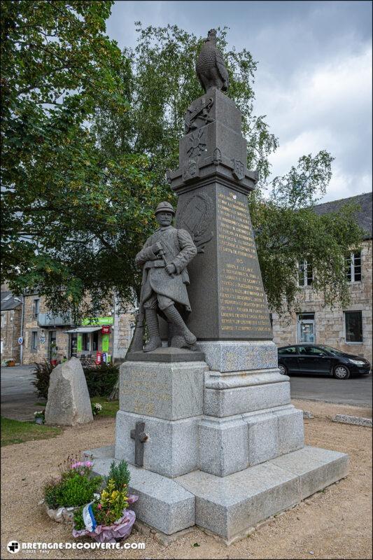Le monument aux morts de la commune du Vieux-Marché dans les Côtes d'Armor.
