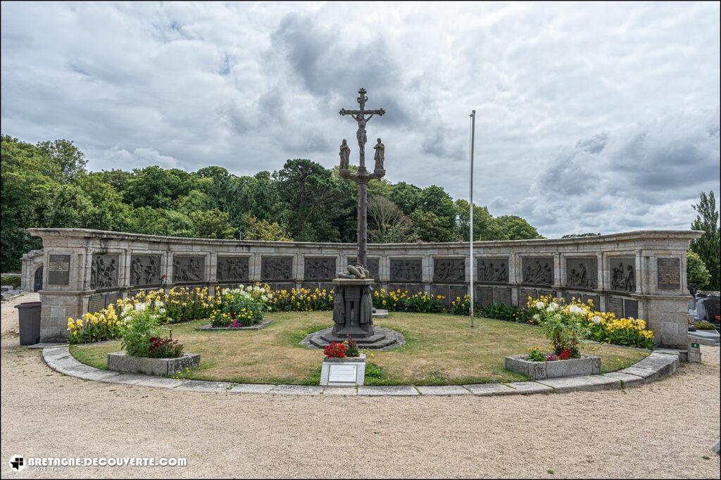 Le monument aux morts de la commune de Saint-Pol-de-Léon dans le Finistère.