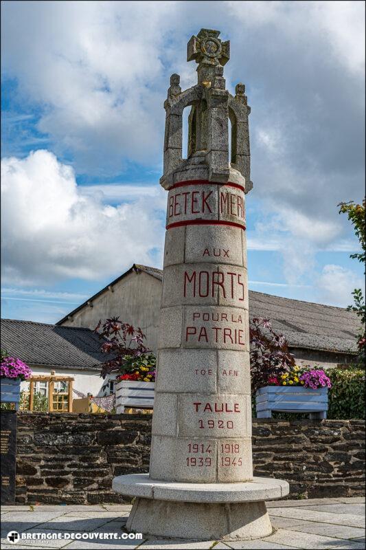 Le monument aux morts de la commune de Taulé dans le Finistère.