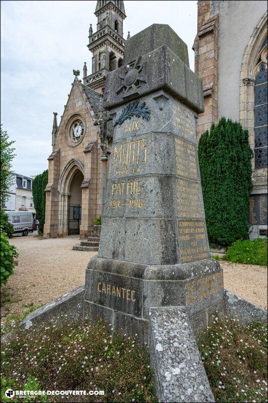 Le monument aux morts de la commune de Carantec dans le Finistère.