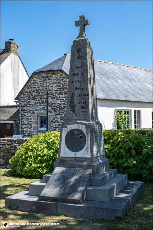 Le monument aux morts de la commune de Cast dans le Finistère.
