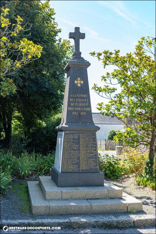 Le monument aux morts de la commune de Ploéven dans le Finistère.