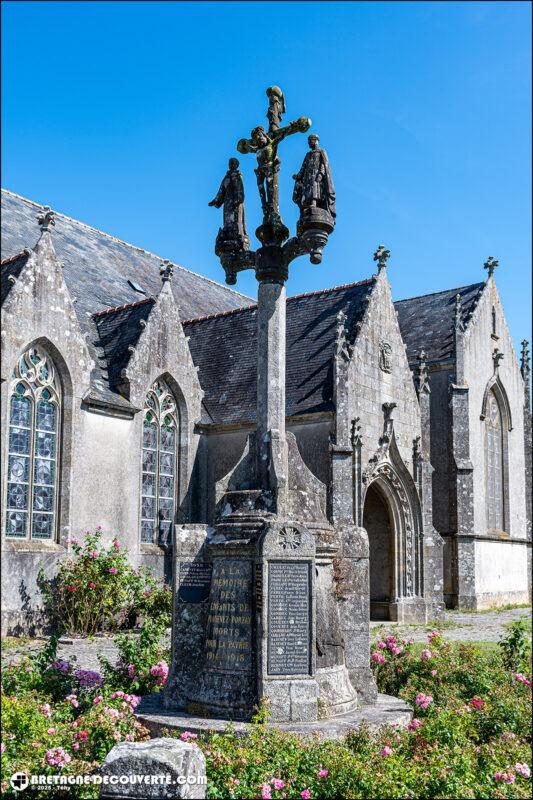 Le monument aux morts de la commune de Plonévez-Porzay dans le Finistère.
