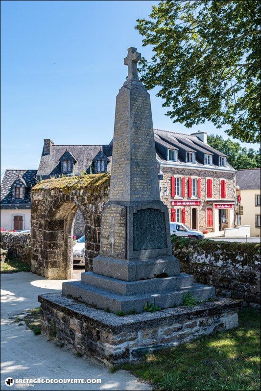 Le monument aux morts de la commune de Quéménéven dans le Finistère.