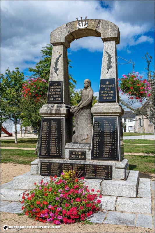 Le monument aux morts de la commune de Scrignac dans le Finistère.