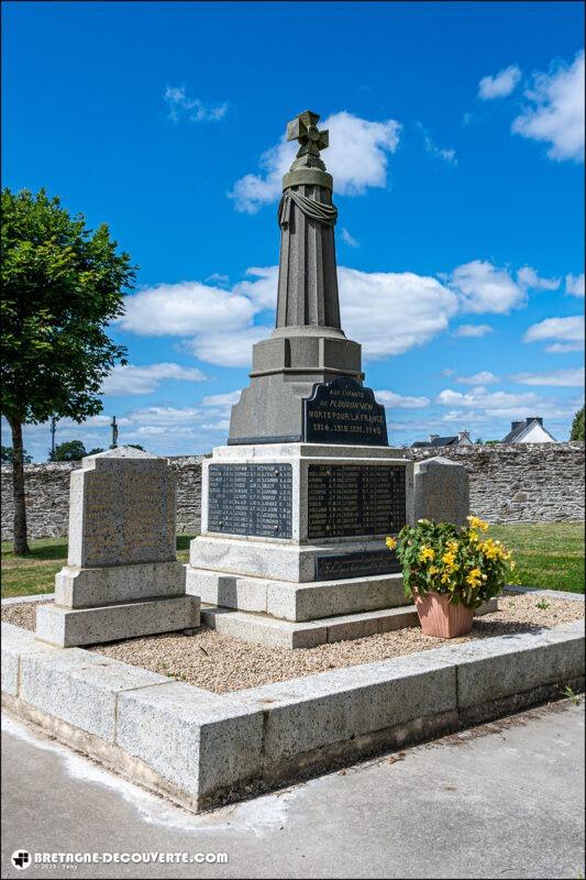 Le monument aux morts de la commune de Plougonven dans le Finistère.