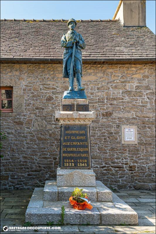 Le monument aux morts de la commune de Guerlesquin dans le Finistère.