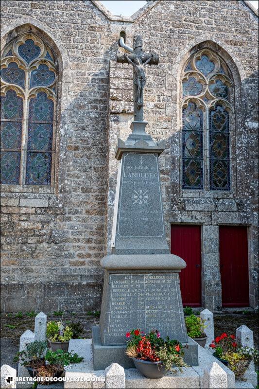 Le monument aux morts de la commune de Landudec dans le Finistère.
