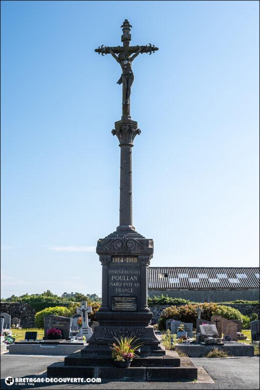 Le monument aux morts de la commune de Poullan-sur-Mer dans le Finistère.